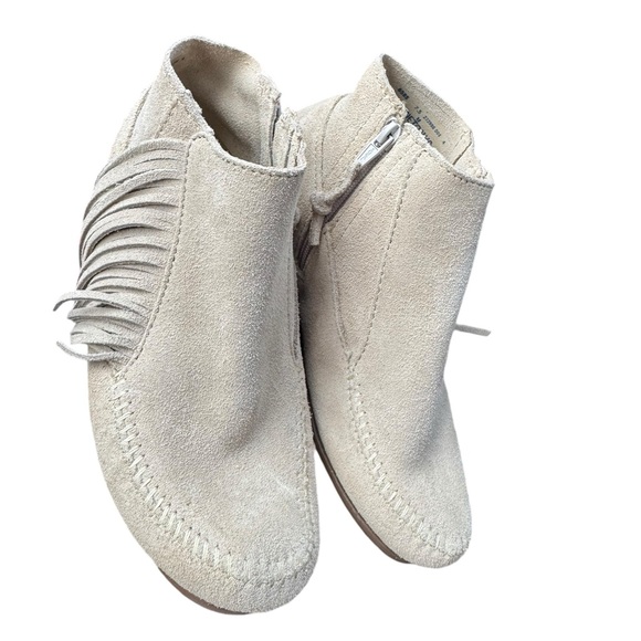 Minnetonka ladies off white fringe suede leather moccasin ankle zip shoes 7.5 - Picture 2 of 7